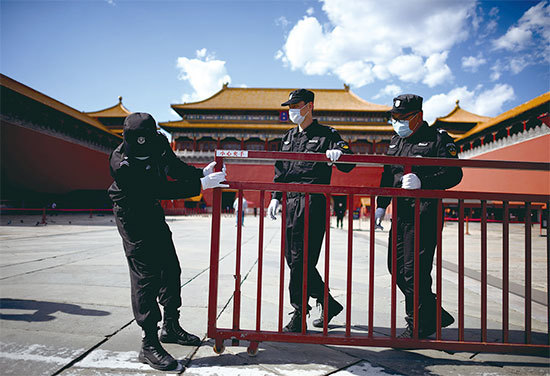 全球超過60萬人感染中共病毒死亡。如何抵擋瘟疫,成為人們關心的議題。圖為2020年5月27日北京紫禁城外。(AFP)