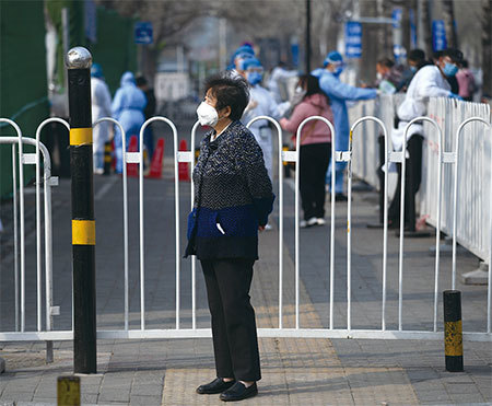 研究發現,中共病毒的變異型D614G,在改變蛋白酶的基礎上可以感染更多細胞,令感染力提高三至六倍。(Getty Images)