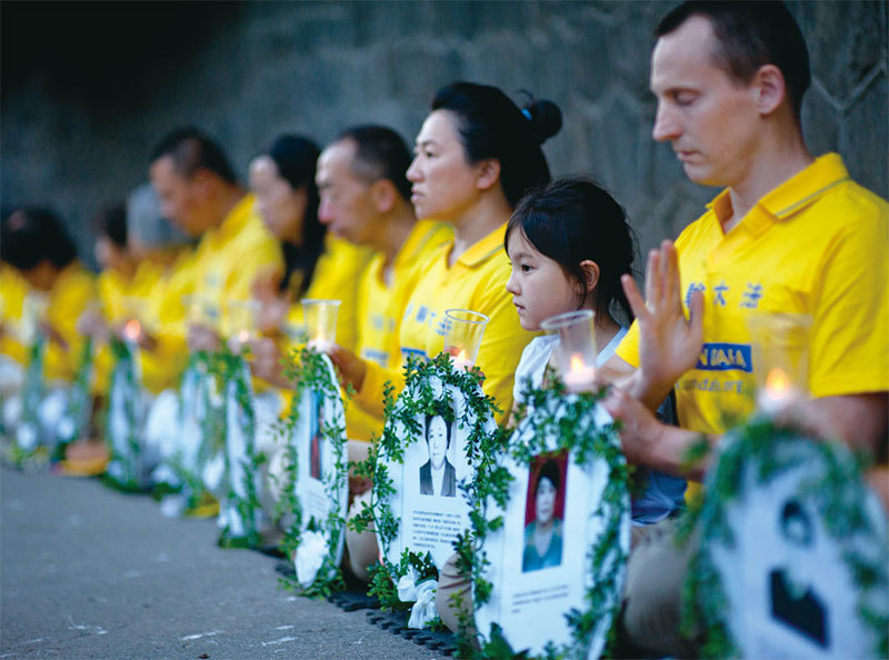 2017年7月19日晚，溫哥華部分法輪功學員來到中共駐溫哥華總領館前，悼念被中共迫害致死的法輪功學員。（大宇／大紀元）