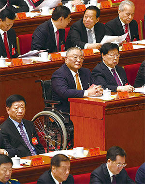 以鄧樸方(坐輪椅者)為代表的反對派,2018年就指責習近平的一帶一路、南海軍事化違背鄧小平「韜光養晦」的戰略方針,結果招來美國的關稅制裁。(AFP)