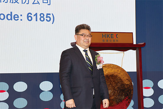 康希諾公司（6185.HK），在中國2019年9月18日「新冠病毒應急處理」演習後，股價至12月底翻倍。財經人士質疑有人知道疫情即將爆發。圖為康希諾主席宇學峰。（黃曉翔／大紀元）