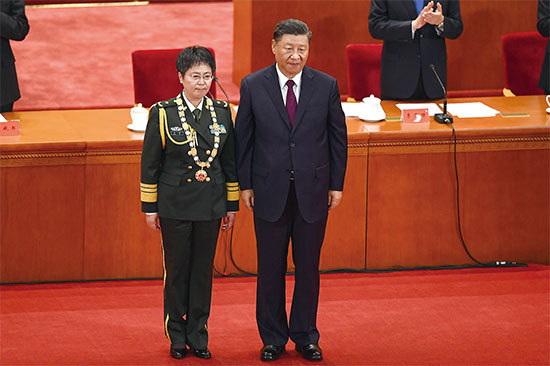 2月初中共派出首席生化武器防禦專家陳薇到武漢坐鎮，3月3日即傳出陳薇團隊已研製出武漢肺炎疫苗。圖為2020年9月8日抗疫表彰大會，習近平向陳薇頒授獎章。（AFP）