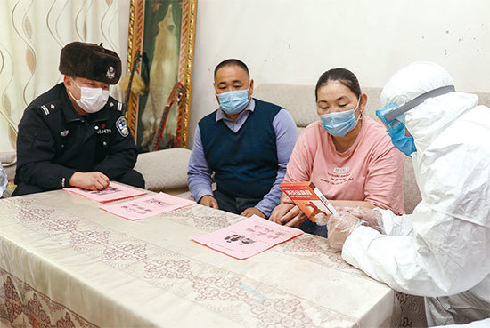 安華指出,2016年中共在新疆全民採血,2017年改成DNA檢測但仍在抽血,實為器官匹配建立數據庫。圖為2020年2月19日新疆阿勒泰地區警察上門做檢測。(AFP)