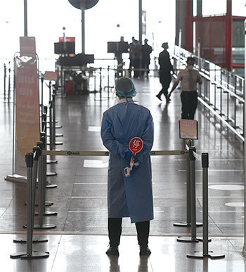 安華醫生認為,中共還把活人供體帶到國外移植現場做摘取手術。圖為2020年6月18日等待檢查進入北京機場。(AFP)