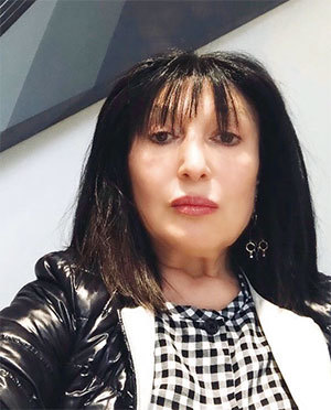 出現重度呼吸困難的紐約長島珠寶商蓋德(Osnot Gad)表示,當她一個字一個字地念九字真言時,「我的肺被打開了,我能夠把氣吸得更長更深。」(明慧網)