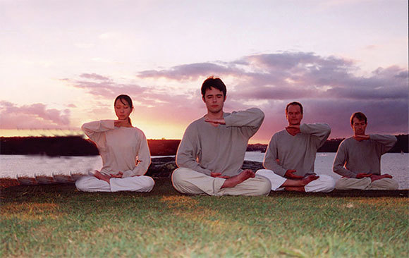 九字真言「法輪大法好,真善忍好」,來自於中國佛家氣功——法輪功。法輪功具有強大正面能量,祛病健身有奇效。圖為法輪功第五套功法。(明慧網)