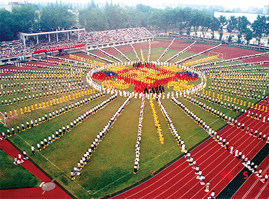 董宇紅研究案例之一是武漢的醫生,退燒藥用了一周病情越重,最後念九字真言並加煉法輪功第一套功法才好轉。圖為1997年武漢法輪功學員列隊組成法輪圖形,集體煉功。(明慧網)