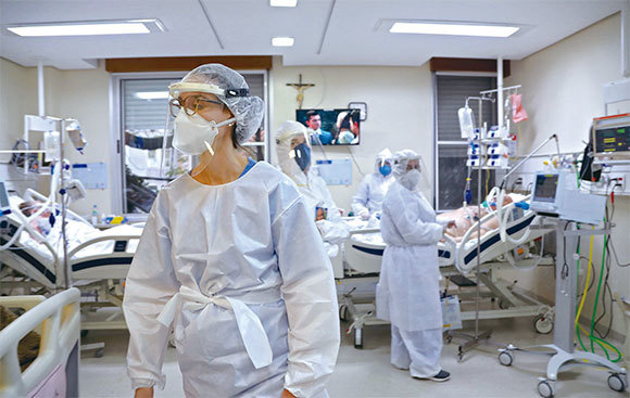 中共病毒大瘟疫使得全世界醫療資源不堪重負,重症患者死亡率可達一半。醫生們都很無奈、痛苦。圖為2020年8月13日在巴西阿雷格里港一醫院重症監護病房。(AFP)