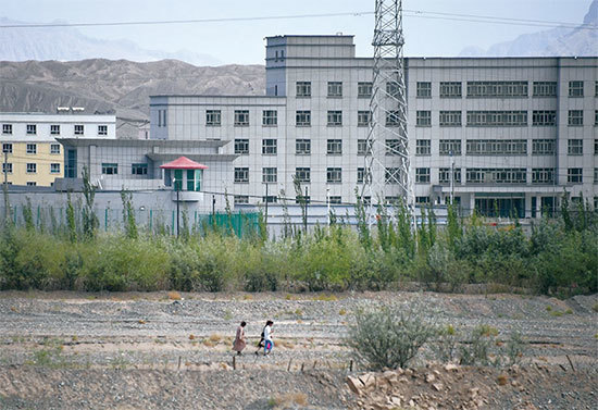 有人權問題的中資企業能通過金融機構所設的ESG(涵蓋人權)評估,原因之一是金融機構大多是從財務影響的角度分析。圖為新疆阿圖克斯再教育營。(AFP)