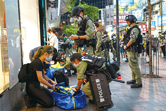 港警一直否認事先知道12名港人之逃亡計畫。圖為港人10月1日呼籲關注此案，卻被警察頻繁截查，多人被捕。（余鋼／大紀元）