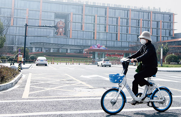 馬雲被約談消息傳開,螞蟻集團兩地概念股齊跌,在阿里的總部杭州,大批螞蟻員工退訂豪宅,令杭州的房價一夜間降低15%。圖為阿里巴巴杭州總部。(Noel Celis / AFP)