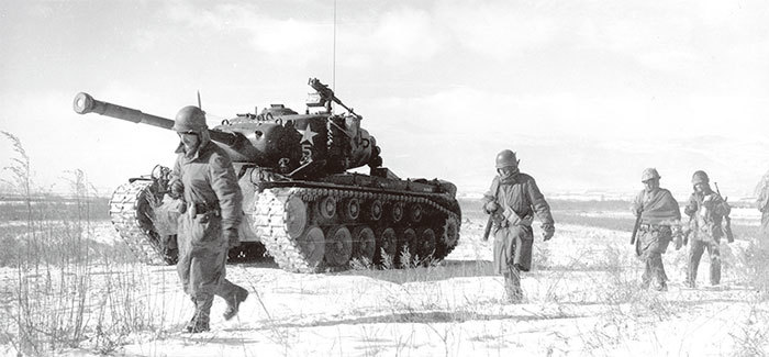 70年前抗美援朝戰場上,毛澤東要求殲滅美國最厲害的部隊海軍陸戰隊第1師,於是有了震驚世界的長津湖戰役。圖為美國第1海軍陸戰師的士兵正在突破中國人民志願軍的長津湖包圍圈。(公有領域)