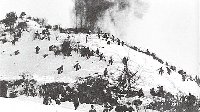 中共人民志願軍向聯合國軍的陣地衝鋒,採用50至100人聯繫緊密的戰鬥群。(公有領域)