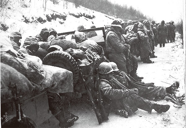 美軍認為,禦寒裝備是必備的物資,比武器彈藥更重要。圖為在戰鬥暫停期間,美國海軍陸戰隊在車隊旁邊休息。(公有領域)