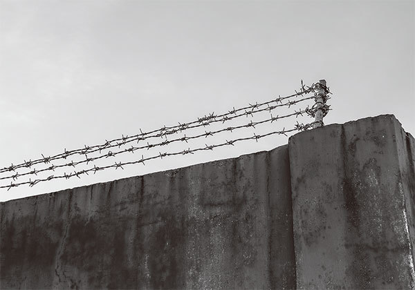 中共當局不砍貪官的頭,一直以來是有個不成文的規矩。如果給賴小民執行死刑,正好印證了從監獄出來的犯人的總結:「坦白從寬,牢底坐穿,抗拒從嚴,回家過年」。(Shutterstock)