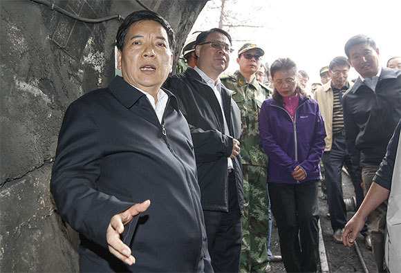 賴小民歸案後,雲南省委書記秦光榮(左一)的兒子秦嶺,深度參與賴小民貪腐案的後續處置,個人收受的好處達2至3億元。(大紀元資料室)