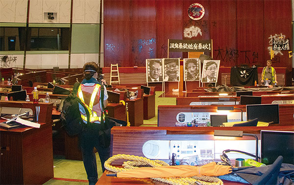 2019年7月1日,香港市民「反送中」的和平抗議過程中,突然發生了一衝擊政府立法會的事件。(蔡雯文/大紀元)