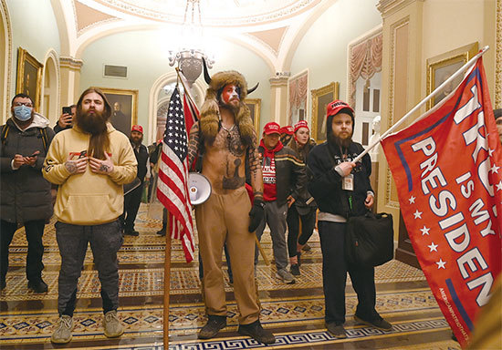 2021年1月6日,一群抗議者在國會辯論2020年總統大選選舉人票認證時,進入美國國會大廈。(Saul Loeb/AFP)