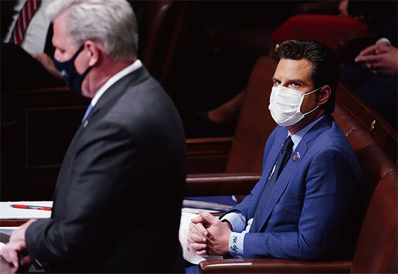 1月6日在聯席會議恢復會議之後,佛州聯邦眾議員馬特.蓋茨(Matt Gaetz,右)表示,一些闖進國會大廈的人偽裝成特朗普支持者,實際上是暴力恐怖組織安提法的成員。(Jim Lo Scalzo/ AFP)