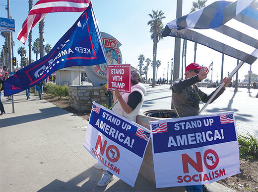 1月9日南加民眾在杭廷頓海灘舉行支持川普反對大公司言論控制的集會,有民眾呼籲「站起來,美國,不要社會主義」。(李梅/大紀元)
