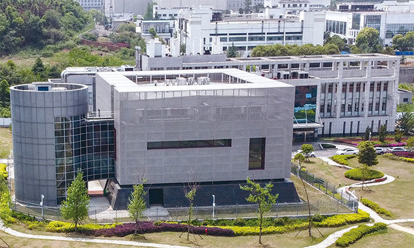 武漢上百大學生詭祕失蹤的因由，除了活摘器官外，武漢高級別的P4病毒實驗室（圖）是一個疑點。（Hector Retamal / AFP）