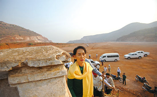 2013年3月,昂山素季實地走訪萊比塘銅礦後,呼籲當地民眾支持中共投資的銅礦開採項目,因此受到一些人士的批評。(Win/AFP)