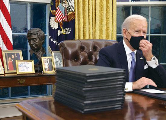 1月20日喬•拜登入主白宮,就在橢圓辦公室的堅毅桌後方,擺放了民權活動家、社會主義者凱薩爾.查維茲的黑色半身雕像。(Chip Somodevilla/Getty Images)