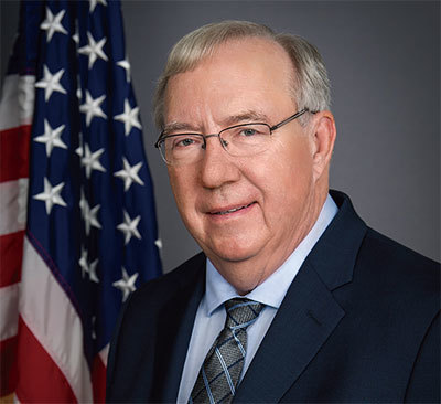 國家勞動關係委員會法律總顧問彼得.羅伯(Peter Robb)的任期未滿而拒絕辭職,1月21日當晚卻遭拜登解僱了。拜登急於解僱羅伯,是想用民主黨的法律總顧問來推行其勞工政策。(公有領域)