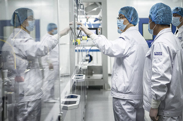 國藥集團的中共病毒疫苗,經過短短兩個月就研發問世?圖為2021年2月26日,北京國藥集團總部生產滅活疫苗的包裝車間。(Noel Celis / AFP)