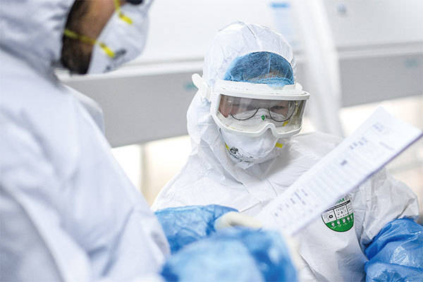 研發疫苗首先要對病毒本身足夠了解,外界質疑實驗室在研製病毒的同時,已在研製針對病毒的疫苗。疫情爆發很大可能是實驗室事故所致。圖為2020年2月6日武漢一實驗室。(STR / AFP)