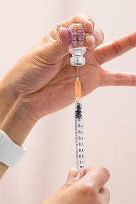 接連發生打疫苗後死亡及異常個案,市民批港府為了討好中共,通過行政命令讓人打疫苗,當香港人是實驗用的「白老鼠」。圖為2月26日香港社區疫苗接種中心的科興疫苗。(Billy H.C. Kwok/Getty Images)