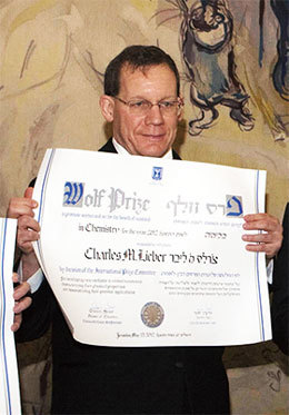 前哈佛大學化學系主任利伯(Charles Lieber)被控向美國國防部撒謊、收受武漢理工大學每月5萬美元工資、每年15.8萬美元生活費及150多萬美元科研經費。圖為利伯2012年資料照。(Menahem Kahana/AFP)