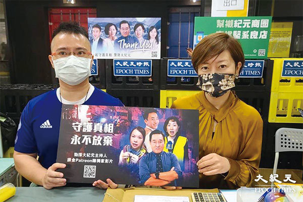 市集第一天梁珍（右）與林匡正率先到場做《珍言真語》直播，多位觀眾特地到場見面。（大紀元）