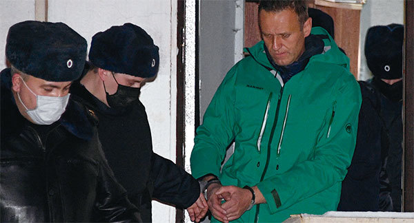 近來美俄關係急轉直下,美國指控俄羅斯操弄2020年總統大選,並因反對派領導人納爾瓦尼(圖右)事件制裁了7名俄羅斯官員以及14個實體。(Alexander Nemenov / AFP)