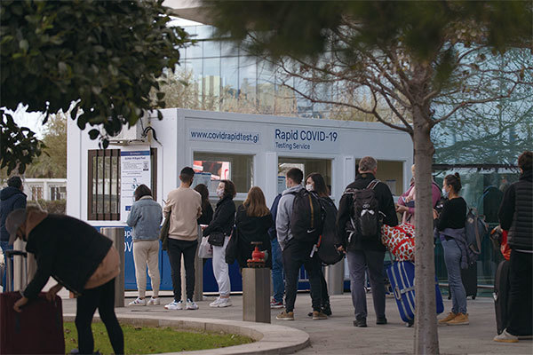 直布羅陀的低稅率吸引不少中國人在這裡開辦離岸公司。2020年12月16日感染人數開始急速上升。圖為2020年12月22日直布羅陀國際機場民眾排隊接受中共病毒測試。(Jorge Guerrero / AFP)