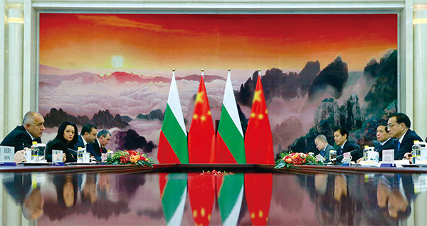 2015年11月,保加利亞與中共簽署共同推進「一帶一路」建設的諒解備忘錄。圖為2015年11月26日保加利亞總理鮑里索夫(左)訪中。(Kim Kyung-Hoon / AFP)