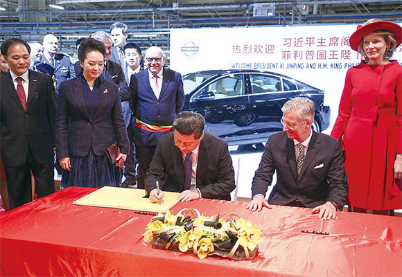 比利時從王室到政府和中共多年來有著密切往來,並追隨中共的「一帶一路」。圖為2014年4月,習近平在菲利普國王陪同下參觀沃爾沃根特廠。(Julien Warnand / AFP)