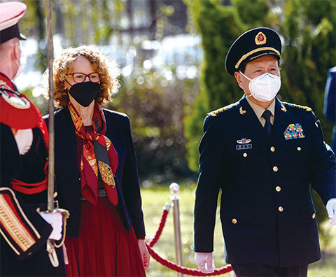 北馬其頓總統彭達羅夫斯基2019年上臺後積極發展與中國的關係,2020年兩國貿易逆勢增長7.3%。圖為2021年3月30日中共國防部長魏鳳和訪問北馬其頓國。(Robert Atanasovski / AFP)