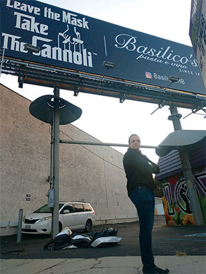 餐館老闆托尼.羅曼表示他把他的生意當成了捍衛《憲法》的戰場。「暴君想拿走我們的自由和權利。如想到國家創始人和那些為保衛我們的自由而戰鬥和犧牲的軍人們,你必須勇敢面對。」(Tony Roman)