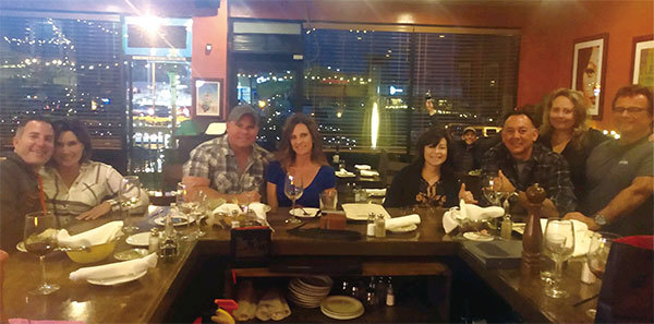 顧客們在餐館內用餐。(Tony Roman)