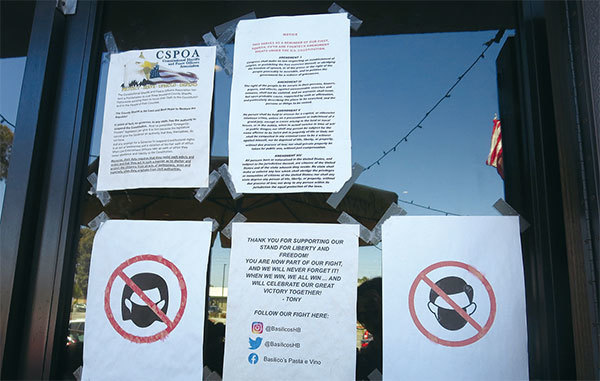 餐館門口貼著不要戴口罩的要求和標誌。(李梅/大紀元)