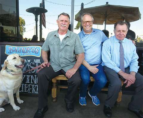 加州州長紐森以疫情為理由,釋放了2萬多個監獄的囚犯,卻嚴加限制加州居民的自由並加以懲治。圖為罷免紐森運動的組織者奧林.希特利、邁克.內特和蘭迪在餐館前。(李梅/大紀元)