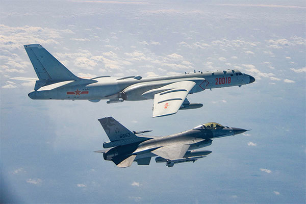 臺灣軍隊有強大戰略預警，共軍在準備武力犯臺階段就會被發現，無法戰略奇襲。圖為2020年2月9日中共軍機（頂部）越過臺海中線，臺灣國軍F-16戰機緊急監控伴飛。（Taiwan's Defence Ministry/AFP）