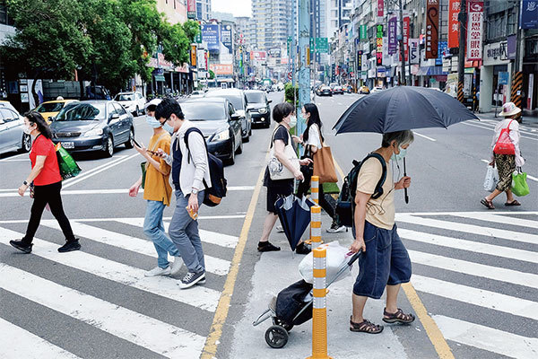 臺灣的防疫是建立在政策透明、負責、讓全民參與,人民跟政府彼此信任上。圖為5月15日臺北街頭。(Sam Yeh/AFP)