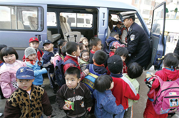 中國人口普查數據稱2020年人口較2019年足足增加了151.2%,與地方當局公布的2020年人口較前一年下跌的數據比照,讓人懷疑這新增的人口究竟在哪裡?圖為瀋陽小學生。(STR/AFP)