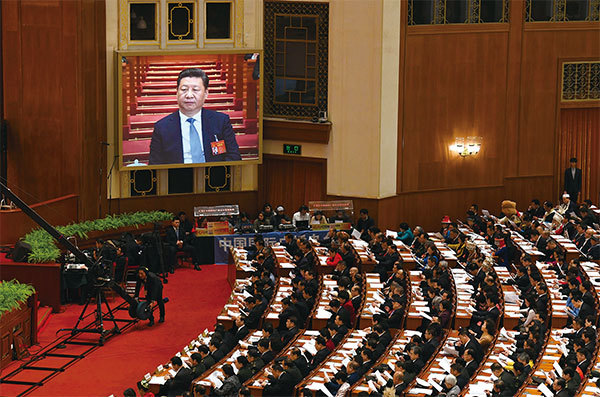 習近平2017年在兩會上承諾,只要讓他多幹幾年,他必在任期內統一臺灣,因此原定的隔代接班人胡春華被排除在七人的19大常委之外。圖為習近平於2017年3月5日中共兩會。(Greg Baker/AFP)
