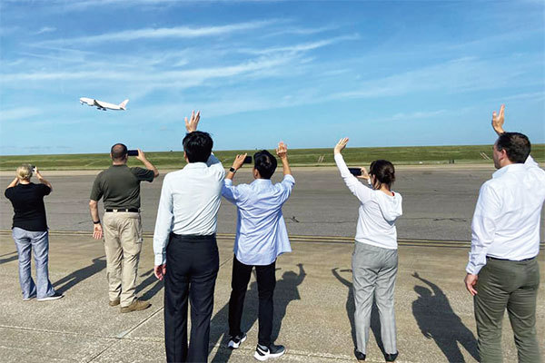 親自全程護送疫苗登機與起飛的臺灣駐美大使蕭美琴臉書貼出疫苗起飛畫面。（蕭美琴臉書）