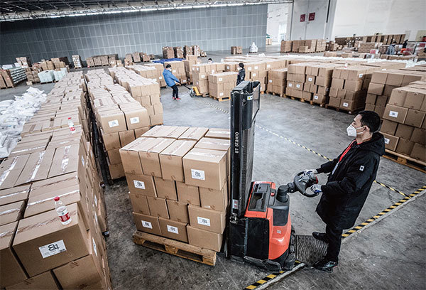 中共故意隱瞞疫情、散播病毒，還有預謀地提前搜刮了全世界的醫療物資。圖為2020年2月4日武漢一間倉庫內的醫療物資。（STR/AFP）