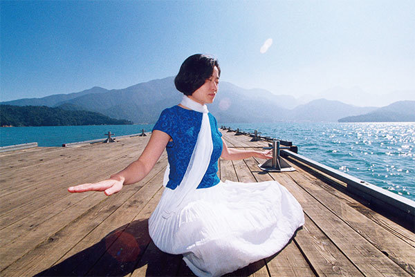 規律地跑步、運動,或打坐冥想,也是平靜情緒、紓解壓力非常好的方式。圖為正在打坐的法輪功學員。(明慧網)