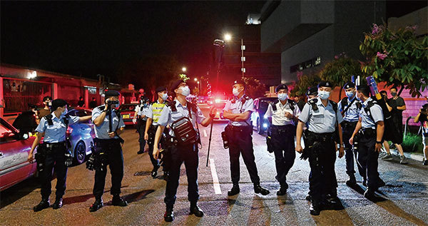 《蘋果日報》被迫停刊後,香港傳媒紛紛自我審查,反映香港的「白色恐怖」已無處不在。圖為2021年6月24日《蘋果日報》最後一天出報,香港市民冒雨送別蘋果,大批警察到場戒備。(宋碧龍/大紀元)